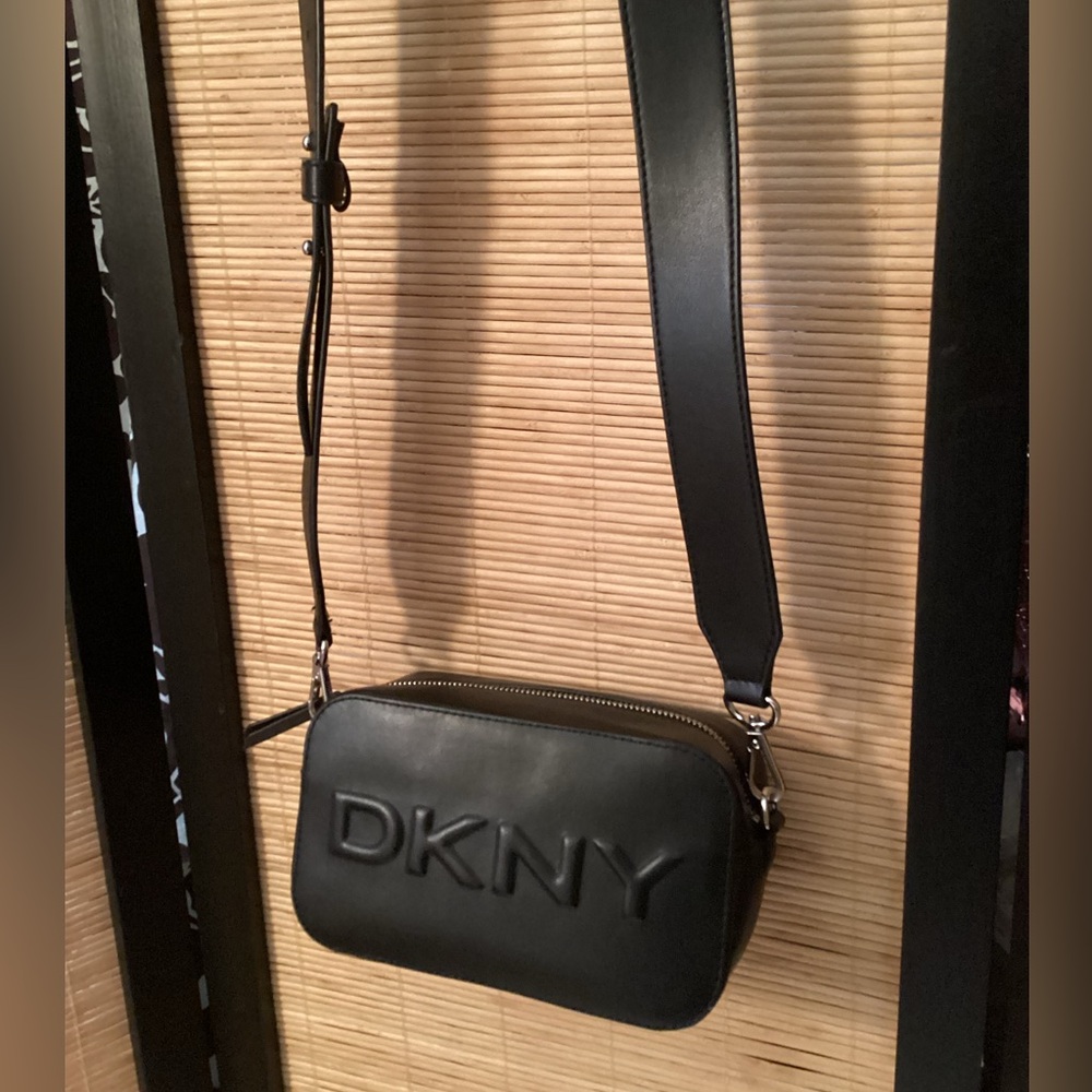 ♦️ DKNY Black Crossbody Camera Bag NWOT adjustable strap travel box style